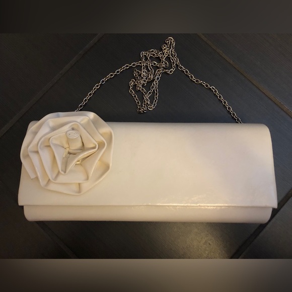 Ricki’s White Clutch with flower detail - Picture 2 of 4
